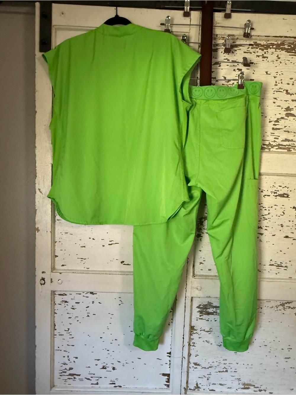 Ava Therese Women’s Bright Green Jogger Scrub set - size large worn 1x - Picture 2 of 2